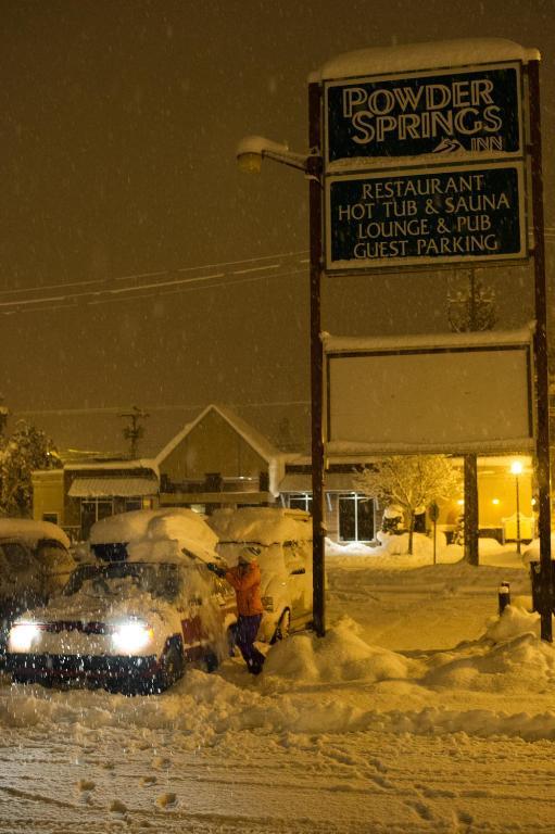 Grizz Hotel Revelstoke Exterior foto